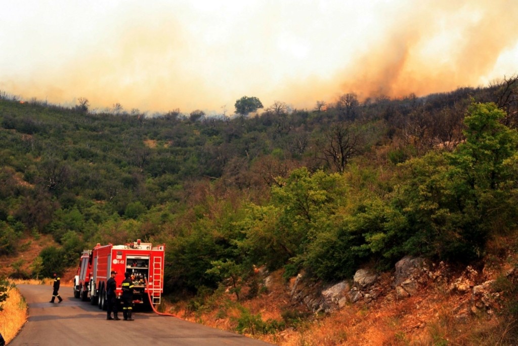 Σε συναγερμό οι πυροσβεστικές δυνάμεις σε Ηλεία, Αρκαδία και Μάνη – Φόβοι για νέες εστίες και αναζωπυρώσεις