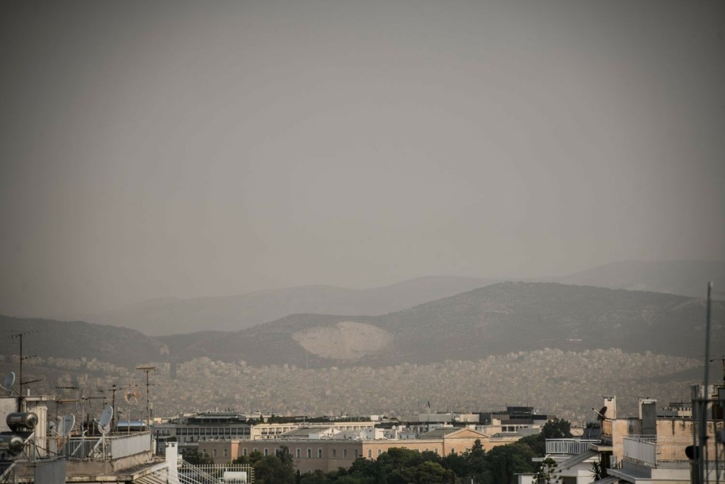 Αποπνικτική η ατμόσφαιρα στην Αττική από τη μεγάλη φωτιά – Πως θα προστατευτείτε