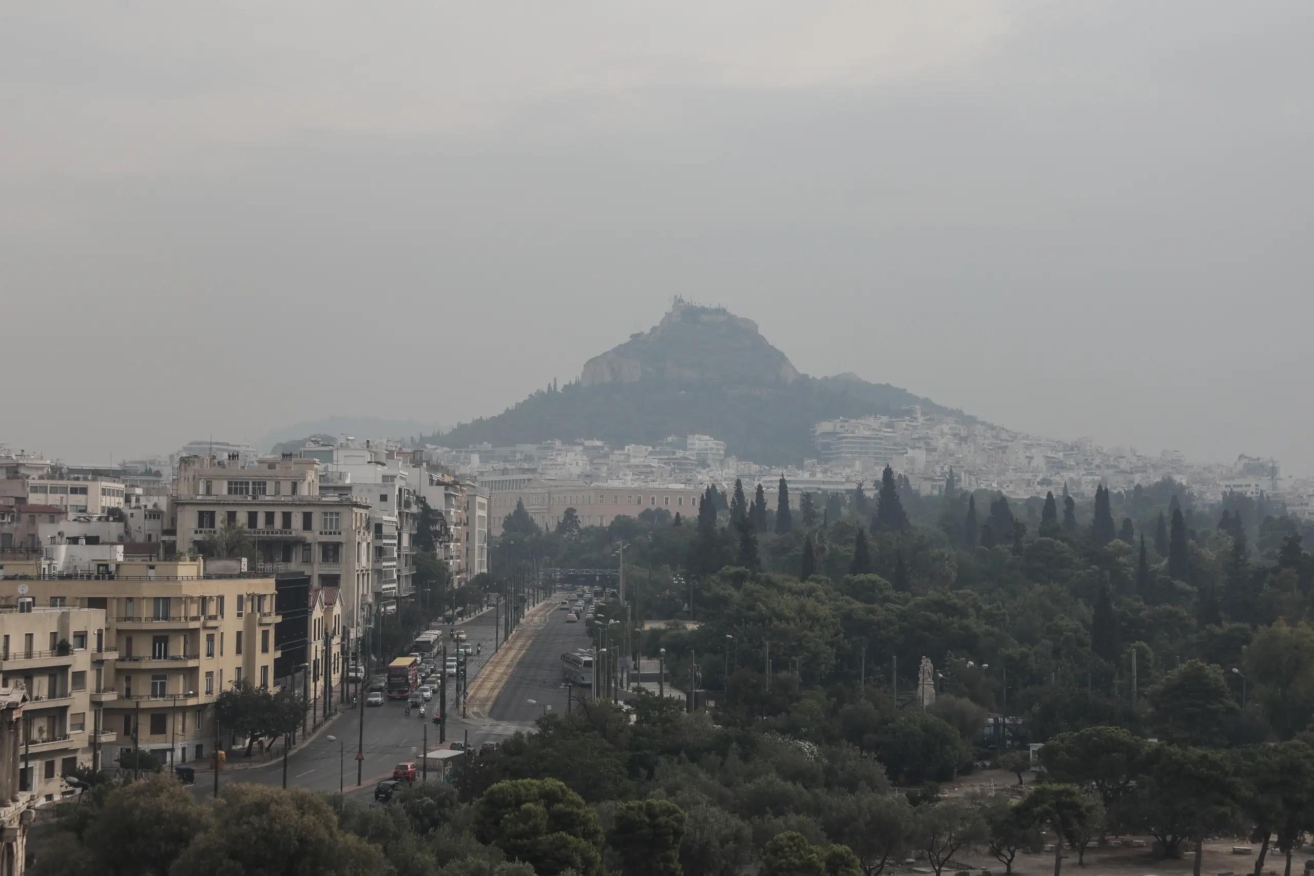 Συναγερμός στην Αττική από το τοξικό νέφος – Ενεργοποιείται και το 1110