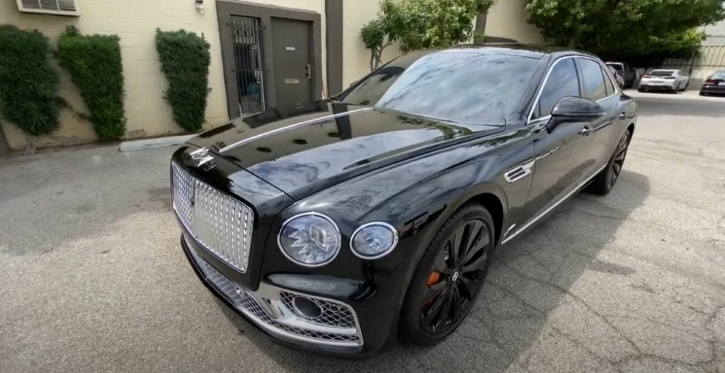 H Bentley παρουσίασε την Flying Spur Mulliner στη Monterey Car Week