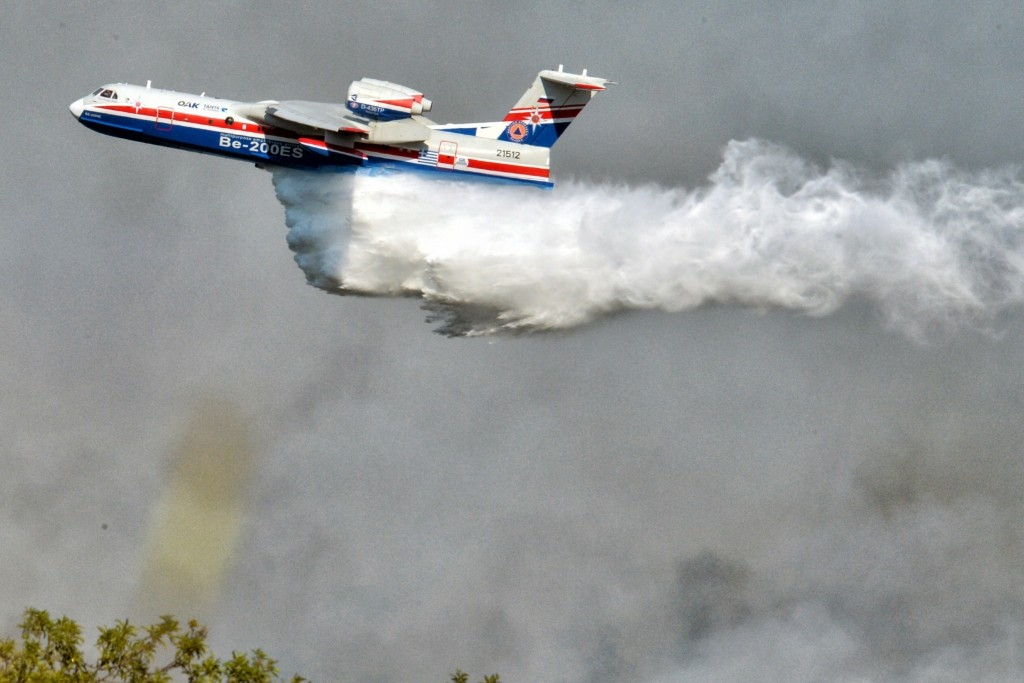“Λαβώθηκε” το ρωσικό θηρίο Beriev – Έχασε τον κινητήρα του πάνω από τις φλόγες στην Εύβοια (vid)