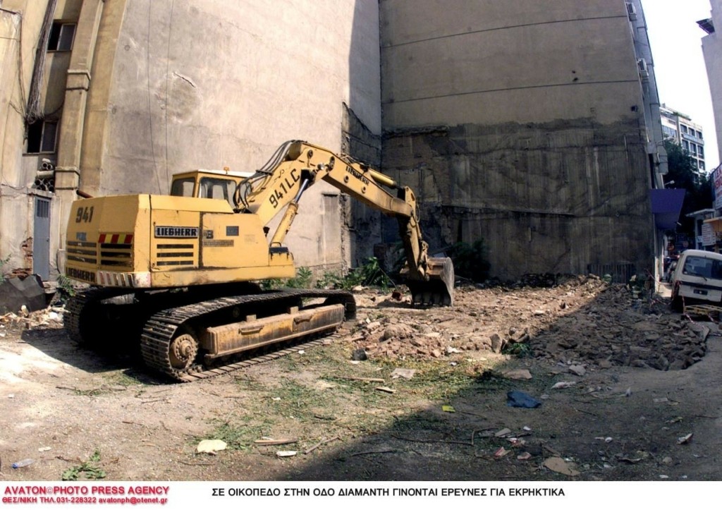 Μπουλντόζα ντελαπάρισε και κύλησε σε πλαγιά όσο επιχειρούσε σε πύρινο μέτωπο στη Φωκίδα (pics)