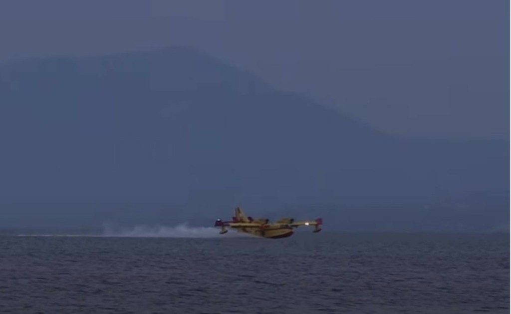 Το εντυπωσιακό στιγμιότυπο που Canadair “βουτάει” στη θάλασσα στη Φθιώτιδα (vid)