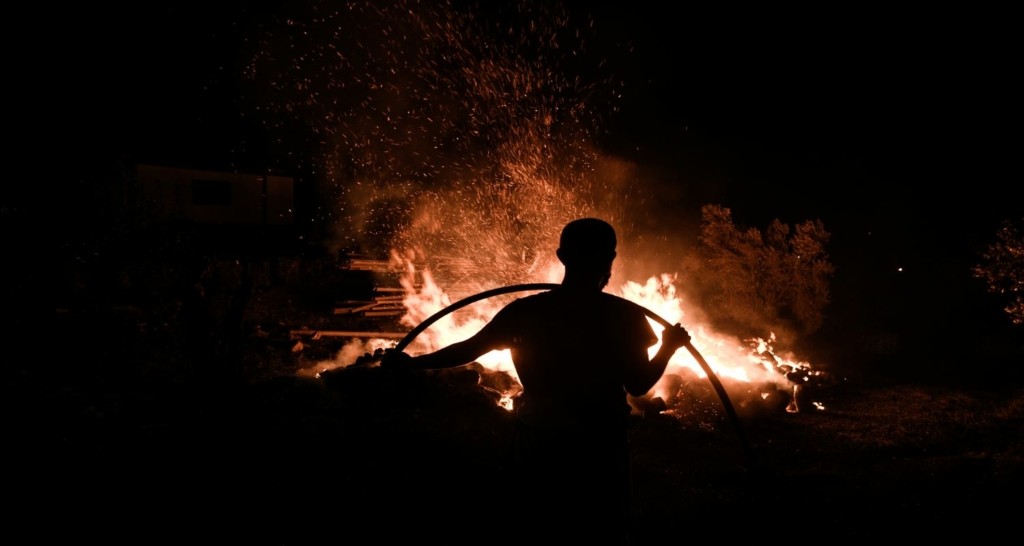Πύρινος εφιάλτης στην Αττική – Μεγάλα μέτωπα σε Θρακομακεδόνες και Βαρυμπόμπη – Έκκληση να φύγουν οι κάτοικοι από τις περιοχές