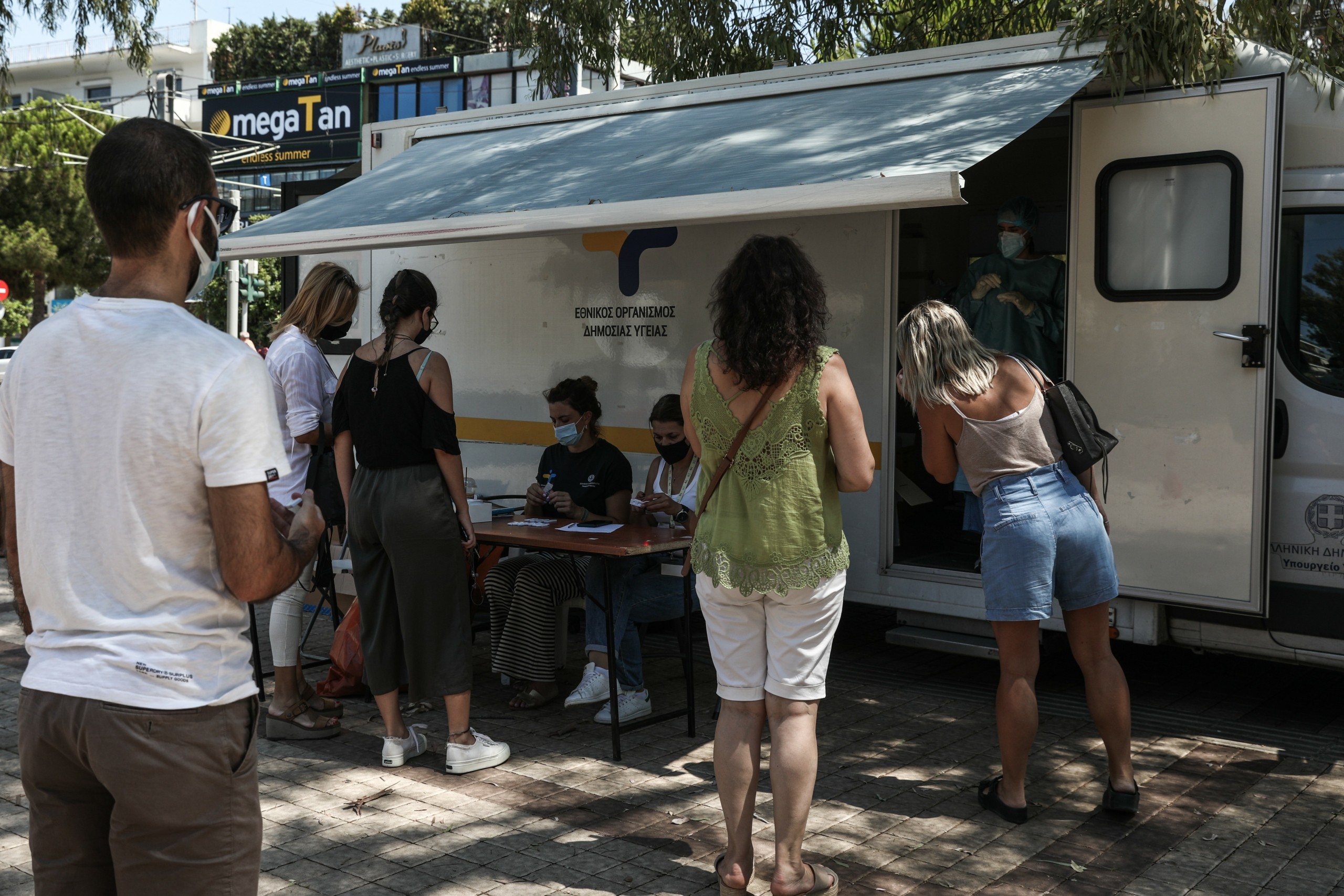 2.925 τα κρούσματα σήμερα – Μειώθηκαν οι διασωληνωμένοι