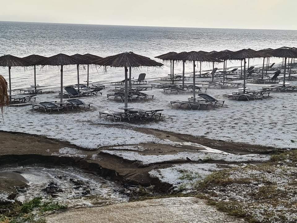 Η μισή Ελλάδα καίγεται και στον Έβρο έριξε χαλάζι σε μέγεθος καρυδιού (pics&vids)