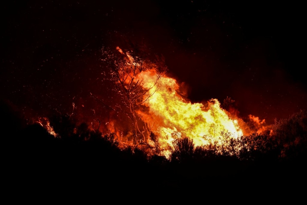 Φωτιά στον Ασπρόπυργο – Δυο πύρινα μέτωπα κινούνται προς διαφορετικές κατευθύνσεις