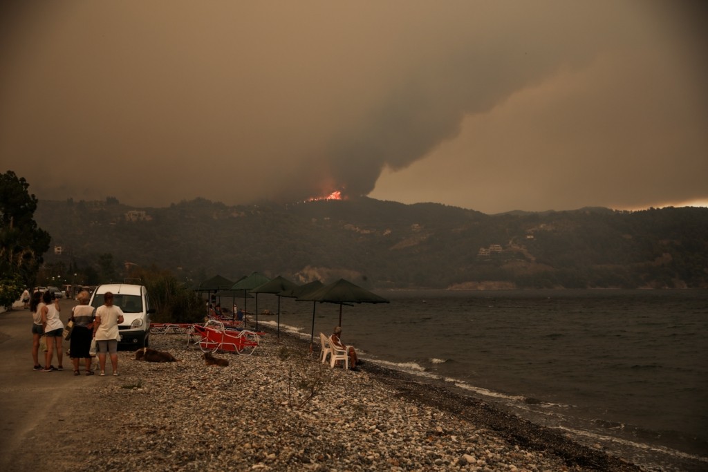 Δραματικές εκκλήσεις κατοίκων από την Ιστιαία – “Θα καούμε σαν τα ποντίκια” (vids)