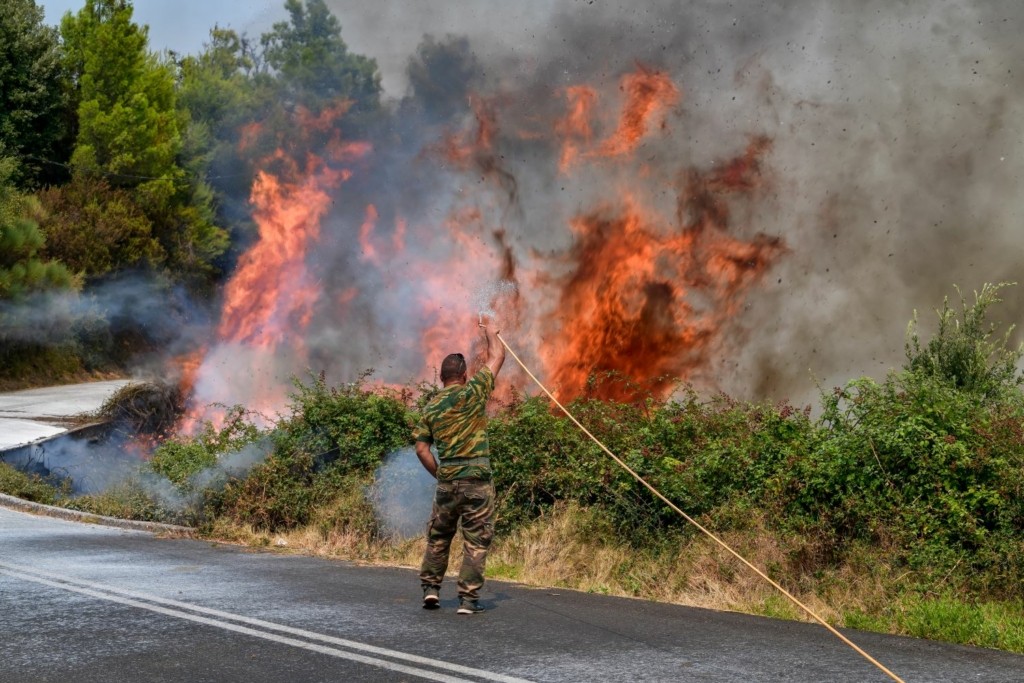 Ξύπνησε ο εφιάλτης των αναζωπυρώσεων στην Ηλεία – Φόβοι μην πλησιάσει η φωτιά οικισμούς