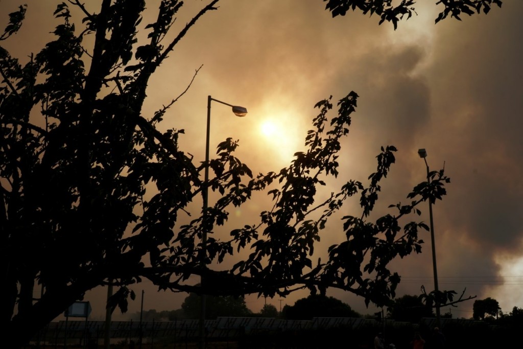 Αντιμέτωπη με τις συνεχείς αναζωπυρώσεις η Ηλεία – Φωτιά πλησιάζει το διυλιστήριο