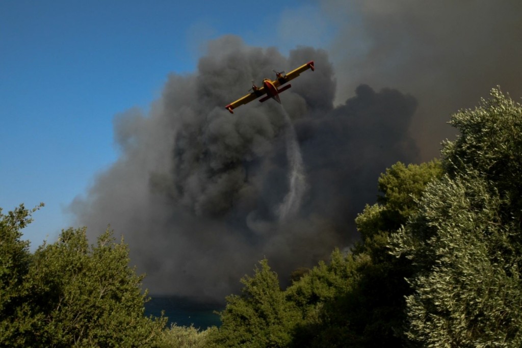 Εξαπλώνεται η φωτιά στη Ρόδο –  Εκκενώνεται η κοιλάδα των Πεταλούδων – Μεγάλο μέρος του νησιού χωρίς ρεύμα (pics&vids)
