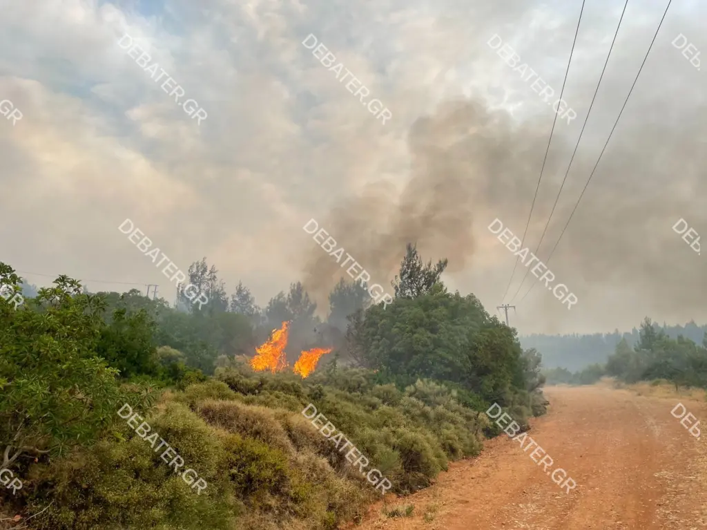 Κρίσιμη η κατάσταση για το δίκτυο ηλεκτροδότησης – Η φωτιά απειλεί τις εγκαταστάσεις του ΑΔΜΗΕ