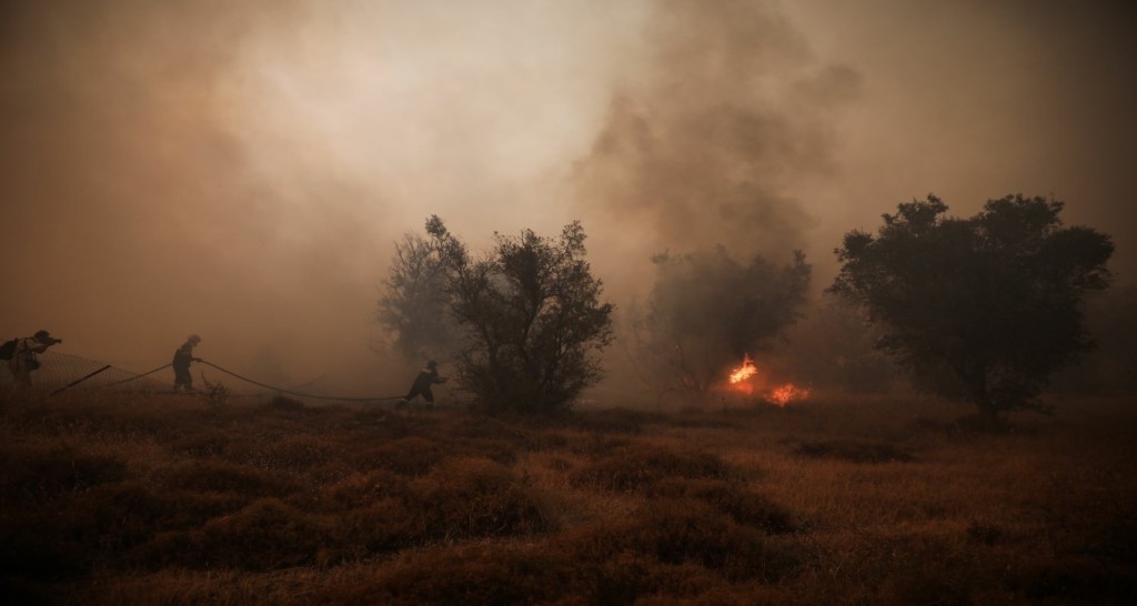 Η στιγμή που άλογα μεταφέρονται από την πύρινη κόλαση της Βαρυμπόμπης στο Ολυμπιακό Κέντρο Ιππασίας