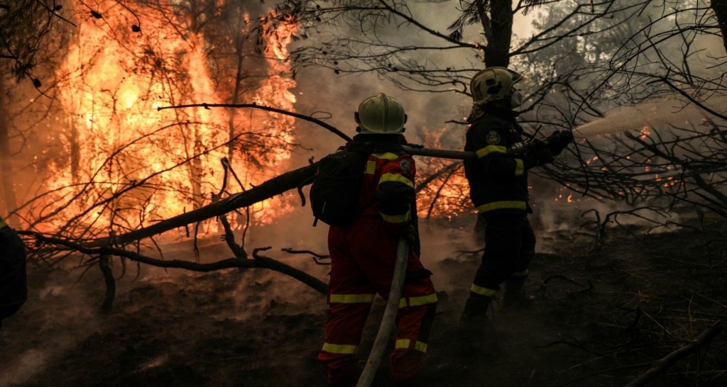 Ηρωικές μάχες για να “πιαστούν” τα πύρινα μέτωπα σε Γορτυνία και Εύβοια  – Τρομάζουν οι απειλητικές αναζωπυρώσεις (pics&vid)