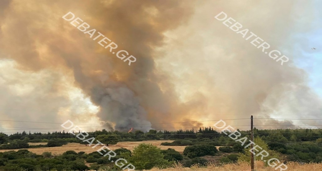 Η φωτιά στη Βαρυμπόμπη κινείται προς την Εθνική οδό – Στήνουν “φράχτη” για να μην κάψει σπίτια (pics&vids)