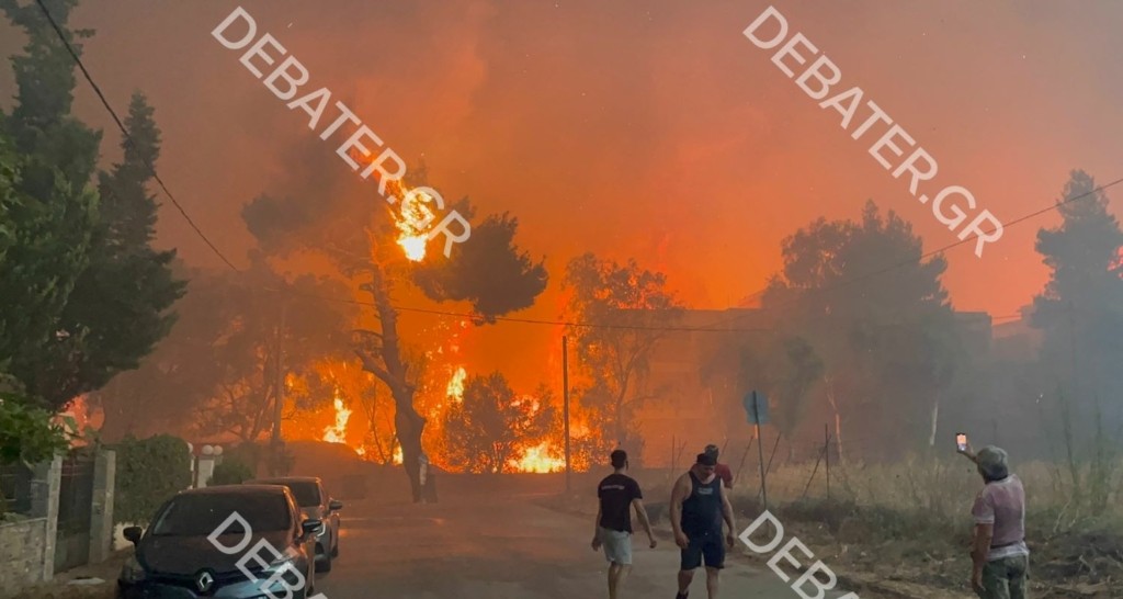 Εφιαλτική νύχτα από τη φωτιά στη Βαρυμπόμπη – Απειλεί το Κρυονέρι – Εκκενώνουν δρόμους στην περιοχή (pics&vids)