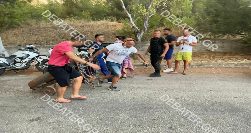 Βρήκαν φιάλες υγραερίου κοντά στο μέτωπο – Έτρεχαν να τις απομακρύνουν (pics)
