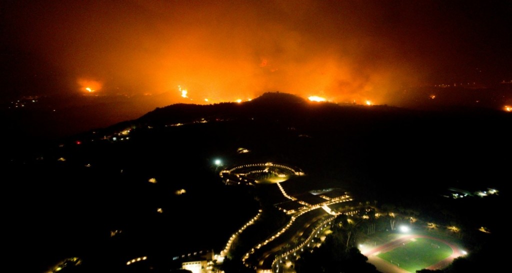 Στιγμές 2007 στην Αρχαία Ολυμπία – Τιτάνιες προσπάθειες των πυροσβεστών  – “Τείχος” αντιπυρικών ζωνών για να να σωθεί η περιοχή (pics&vid)