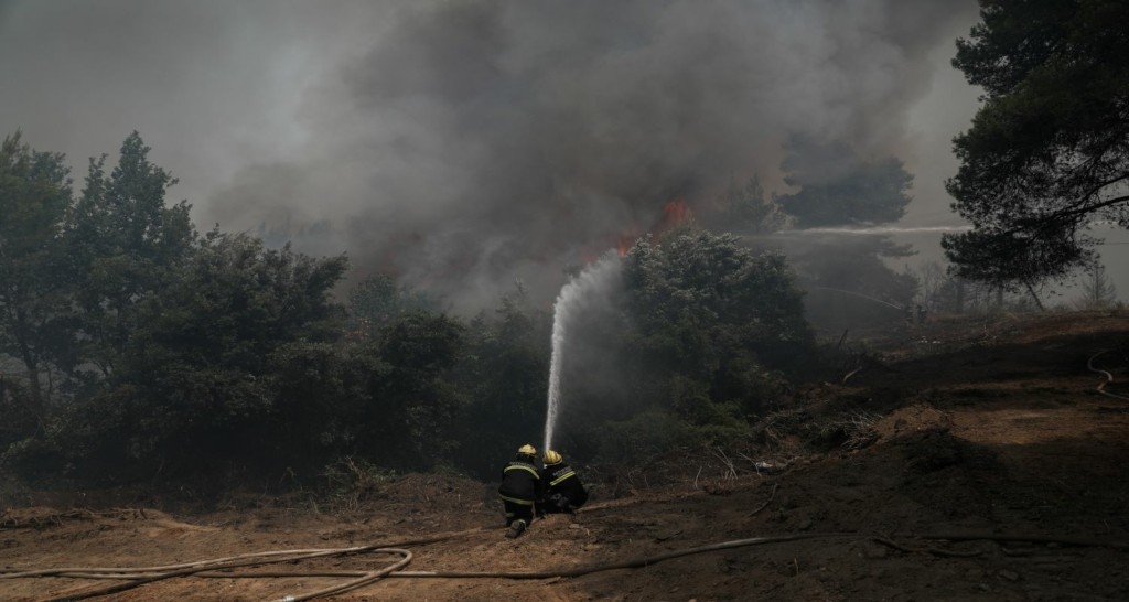 Καλύτερη η εικόνα του πύρινου μετώπου στη Φθιώτιδα – Λίγο ακόμα και οι φλόγες θα έφταναν στα σπίτια (pics&vid)