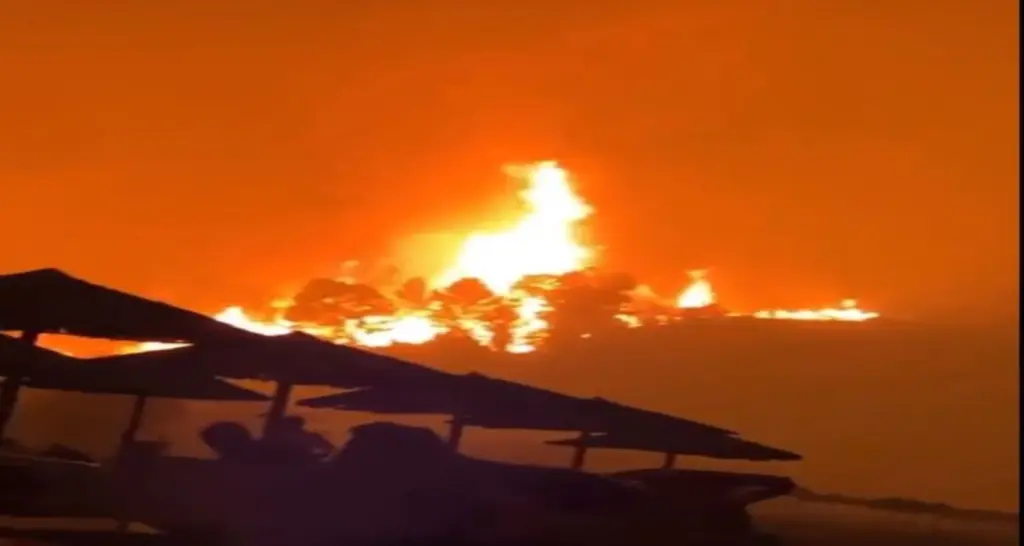 Live – Εκκενώνουν και τις Καματριάδες – Κατεβαίνει στο χωριό το μεγάλο μέτωπο – Φούντωσε η φωτιά και στο Αγριοβότανο