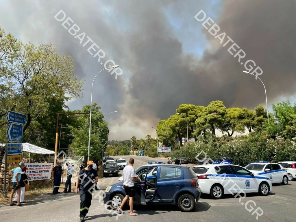 Τεράστια πυρκαγιά στη Βαρυμπόμπη – Εκρήξεις και χωρίς ρεύμα η περιοχή – Μήνυμα από το 112