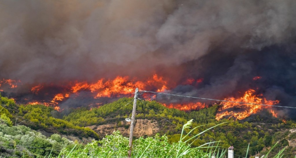 Mεγάλη πυρκαγιά στην Κέρκυρα – Σηκώθηκαν τα εναέρια μέσα (pic&vid)