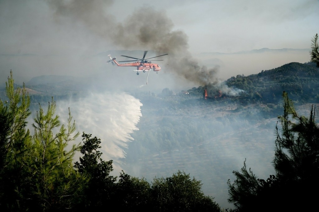 Υπό έλεγχο τέθηκε το πύρινο μέτωπο στην Ηλεία – Σε επιφυλακή η πυροσβεστική (vid)