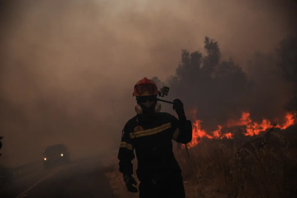Φωτιά τώρα στην Αχαΐα – Καίει δασική έκταση