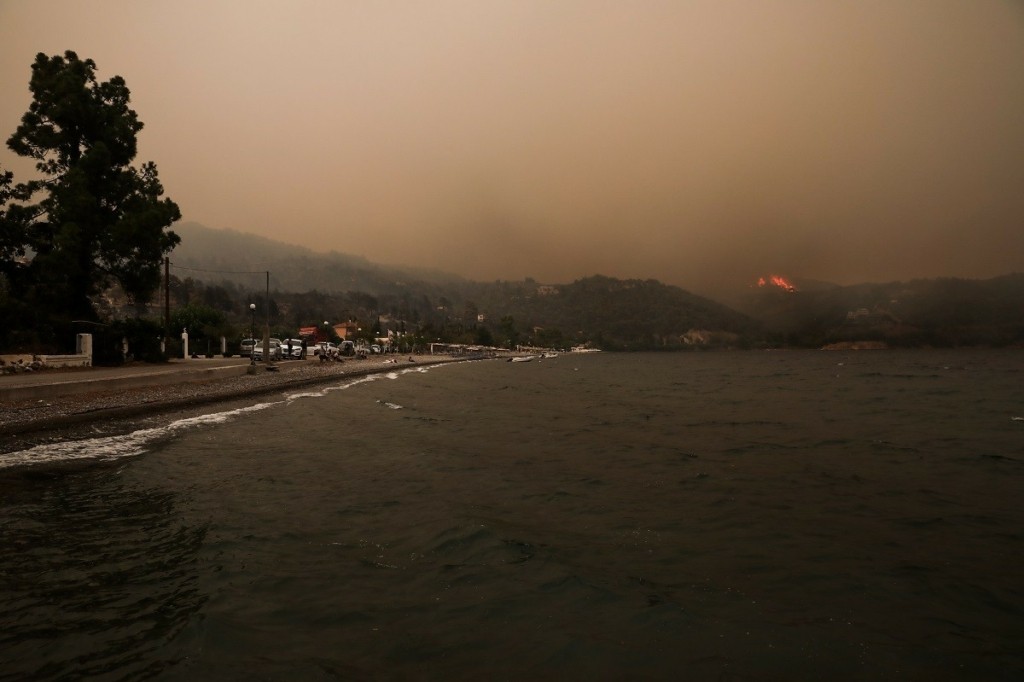 Οι φλόγες στην Εύβοια περικύκλωσαν δεκάδες χωριά – Τρέχουν να σωθούν οι κάτοικοι (pics&vid)