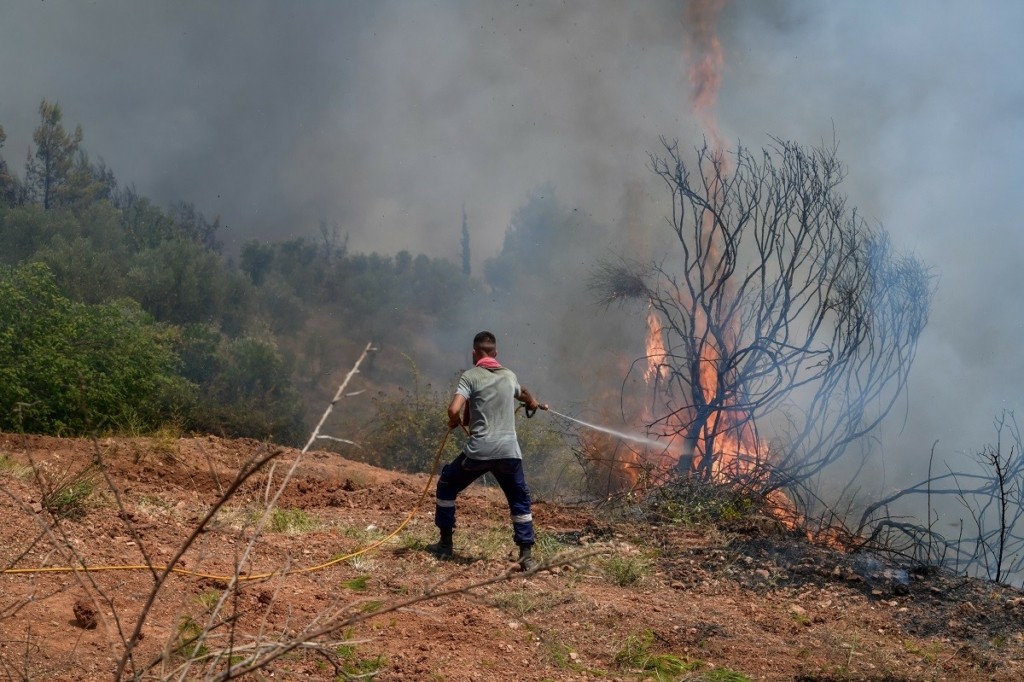 Συνεχίζεται η μάχη με τις φλόγες στην Ανατολική Μάνη – Τρεις νέες αναζωπυρώσεις