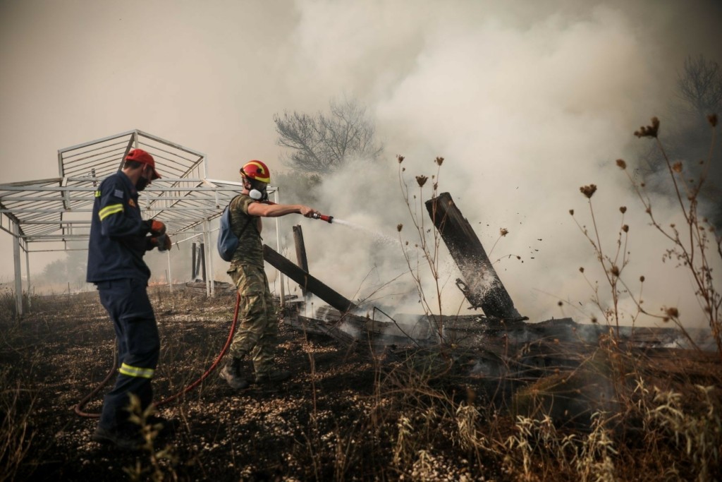 Τι απαντά ο ΑΔΜΗΕ για τις εκρήξεις στο δάσος της Βαρυμπόμπης