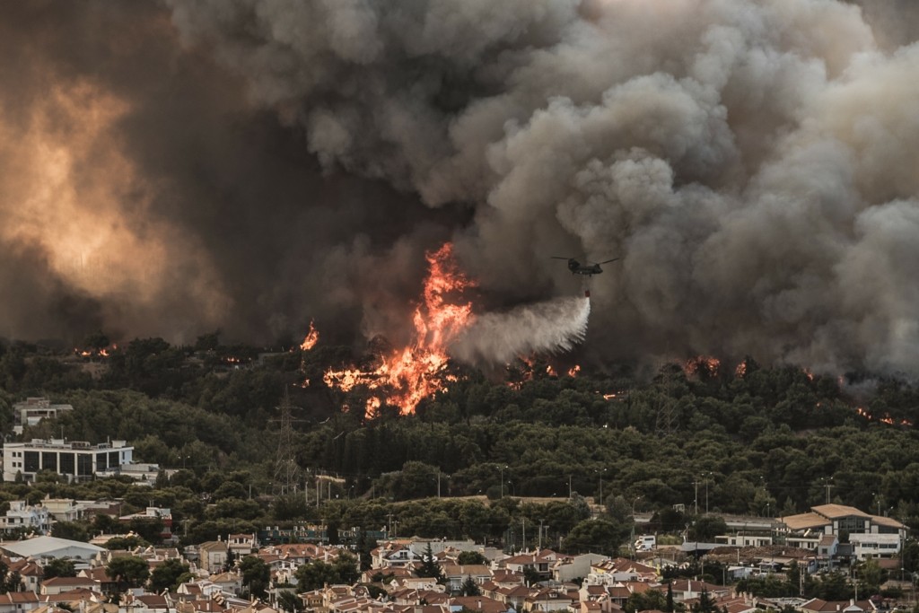 Η φωτιά πέρασε το ρέμα της Χελιδονούς και μπήκε στις Αδάμες – Συγκλονιστικές εικόνες