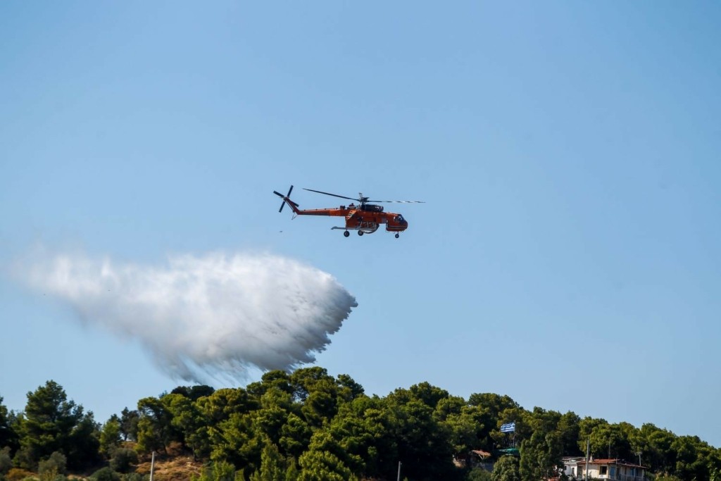 Καλύτερη η εικόνα στο μέτωπο του Αγίου Στεφάνου – Δεν σταματάνε οι επιχειρήσεις από αέρα (vid)