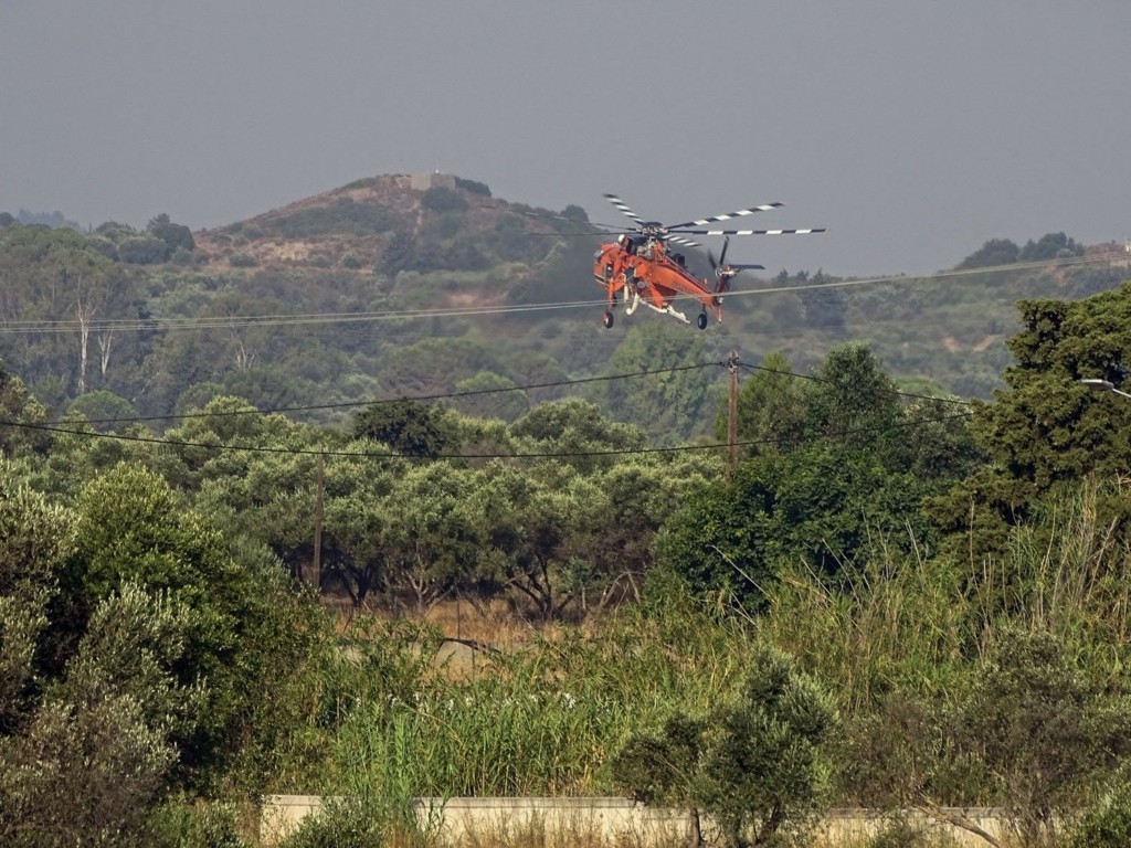 Συνεχίζεται η μεγάλη μάχη με τις φλόγες στο Λογγίτσι Φθιώτιδας