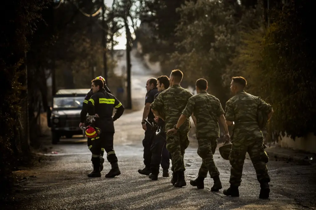 Ρίχνεται και ο στρατός στη μάχη με τις φλόγες με drones και ελικόπτερα παντού (vid)