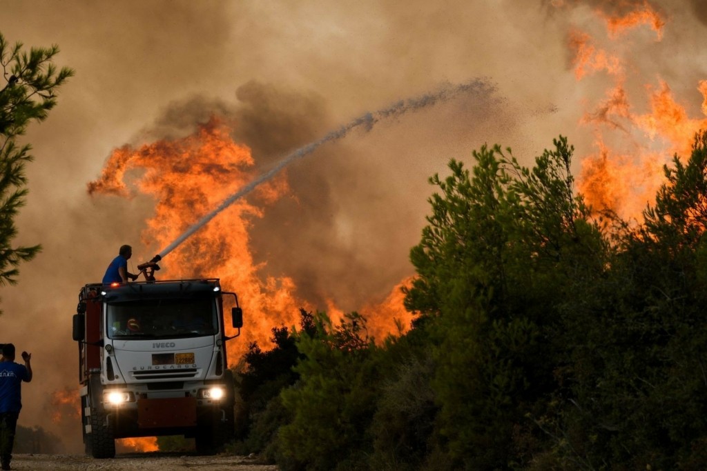 Πύρινη κόλαση στην Αττική για ακόμη μια μέρα – Νέο 112 για εκκενώσεις – Εφιάλτης σε Βαρυμπόμπη και Θρακομακεδόνες