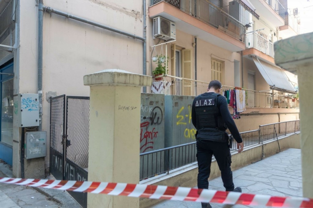 Νέα άγρια δολοφονία γυναίκας στη Θεσσαλονίκη – Την έσφαξε μέσα στο σπίτι της και διέφυγε με αίματα στα χέρια του