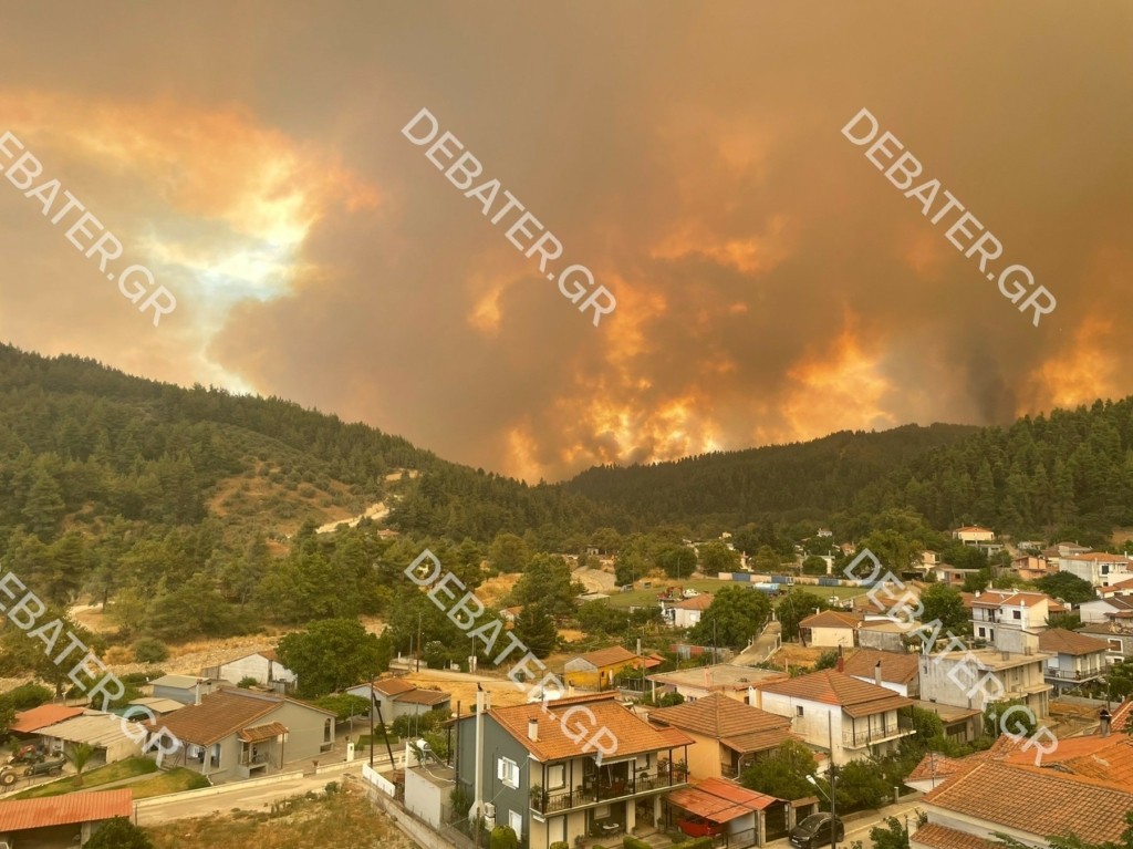 Οι φλόγες περικυκλώνουν το χωριό Γούβες στην Εύβοια – Δεν εγκαταλείπουν τα σπίτια τους οι κάτοικοι  (pics)