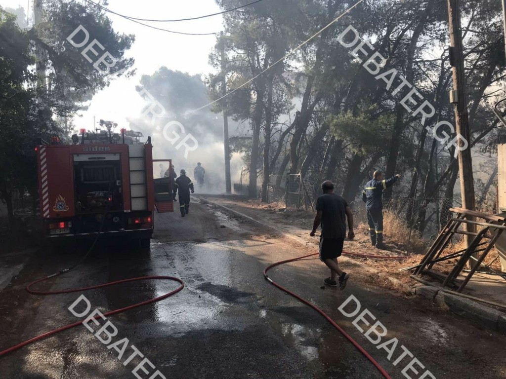 Η φωτιά “γλείφει” σπίτια στους Θρακομακεδόνες – Οι φλόγες έχουν εισβάλει στον οικισμό (pics&vids)