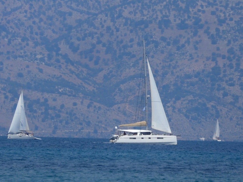 Ιστιοφόρο πήρε φωτιά στη μέση της θάλασσας στην Αίγινα – Μάχη για να σωθούν έδωσαν οι επιβαίνοντες