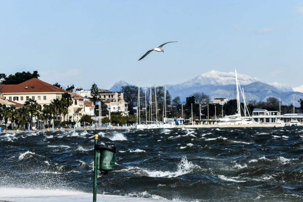 Καιρός αύριο: Δυνατοί άνεμοι και μικρή άνοδος της θερμοκρασίας – Πού θα χιονίσει
