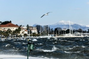 Καιρός αύριο: Βροχές και θυελλώδεις άνεμοι