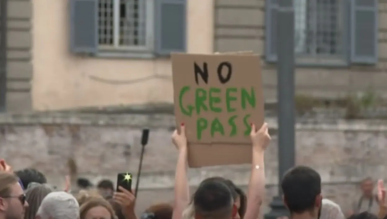 Αντιεμβολιαστής έριξε μπουνιά σε δημοσιογράφο στην Ιταλία – “Γιατί μου είπες ότι θα με αποκεφαλίσεις;”