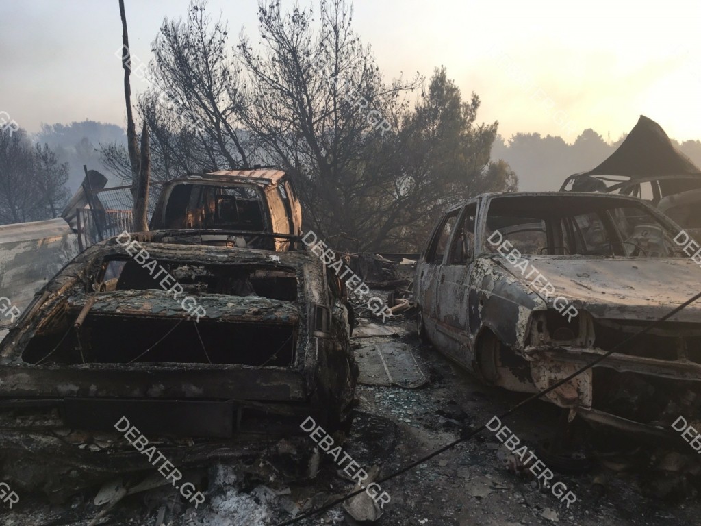 Στάχτη, αποκαΐδια και απόγνωση άφησε πίσω της η μεγάλη φωτιά στη Βαρυμπόμπη (pics&vids)