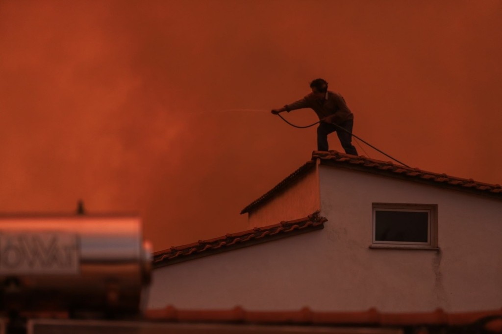 Υπεράνθρωποι οι κάτοικοι στην Εύβοια – Παλεύουν σαν ήρωες να σώσουν τα σπίτια τους (pics)