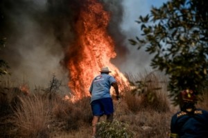 Φωτιά στην Κερατέα: Ελεύθεροι οι δύο υπάλληλοι του ΔΕΔΔΗΕ που συνελήφθησαν