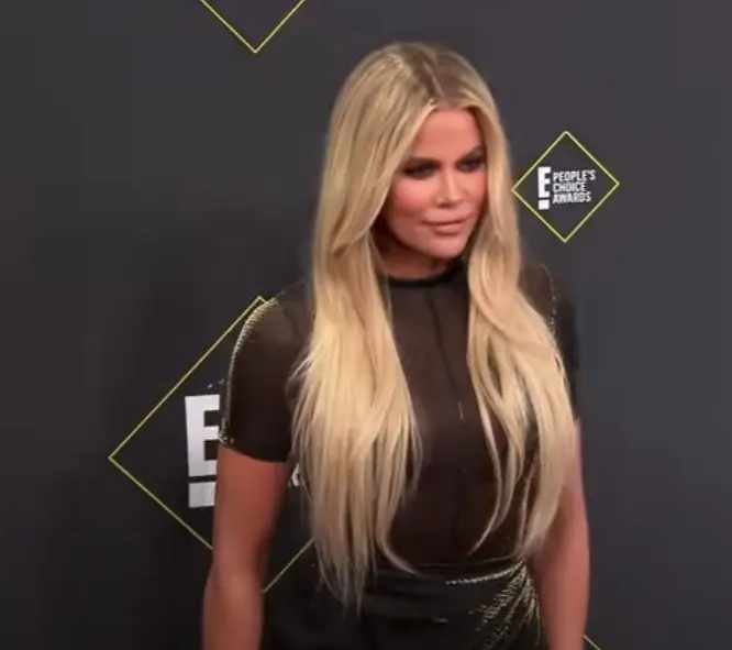 Η Khloe Kardashian ποζάρει topless και ρίχνει το Ιnstagram