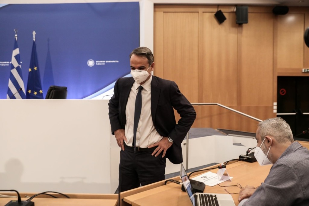 Τα τετ α τετ του Μητσοτάκη με τους δημοσιογράφους και τον Πιερρακάκη