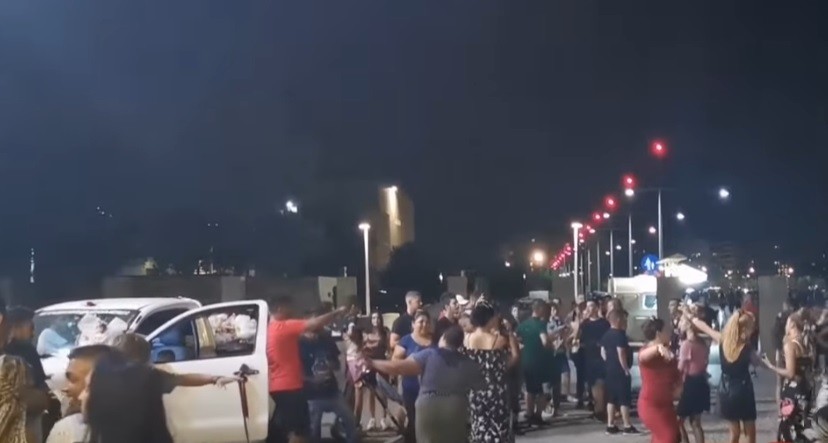 Έστησαν “κορονογλέντι” στο Λευκό Πύργο μετά από… τάμα που “έπιασε” – Ξέφρενοι χοροί στην παραλία (vid)