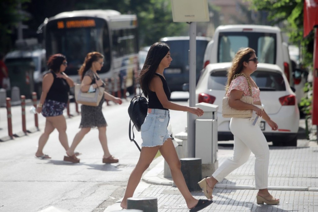 Καμπανάκι κινδύνου από τους ειδικούς – Πλησιάζουν τα 8.000 κρούσματα και οι 700 διασωληνωμένοι ημερησίως